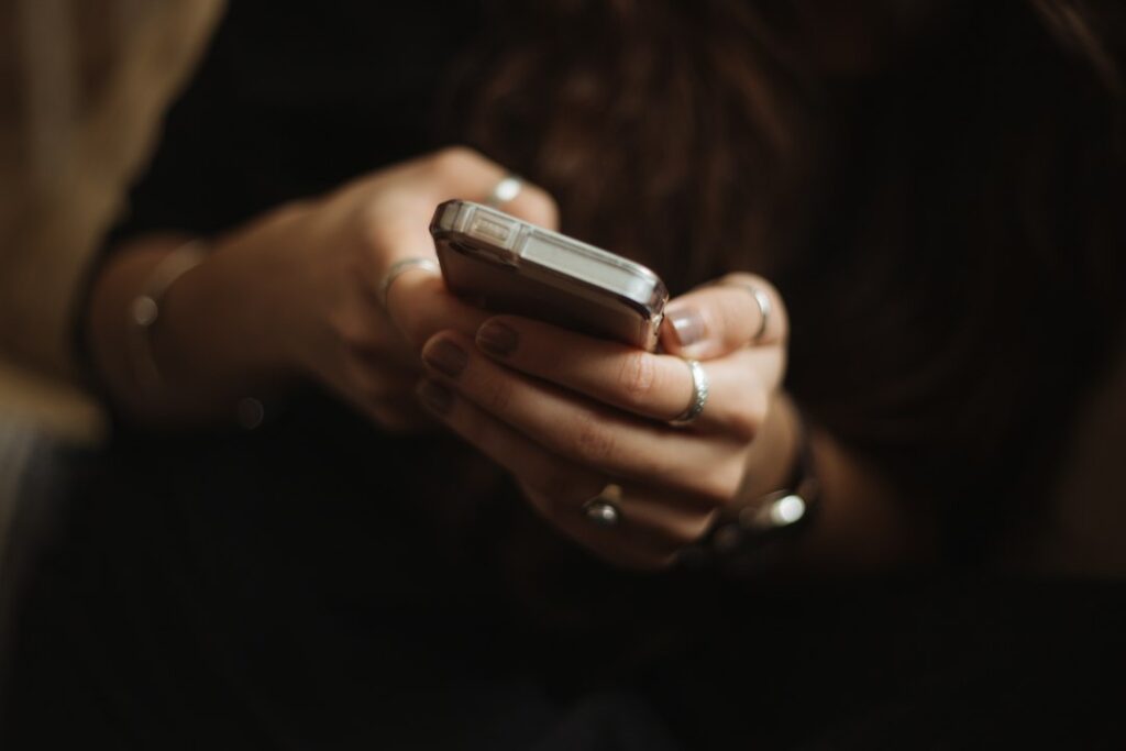 Osoba koristi pametni telefon tokom online upoznavanja